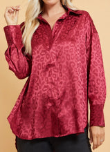 Load image into Gallery viewer, Leopard Satin Button Up Top
